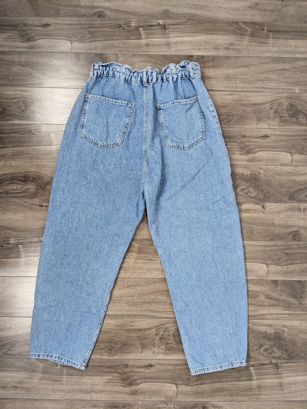 Zara Women's Elastic Waist Mom Jeans Light Wash size 10 Pleated - Picture 2 of 12